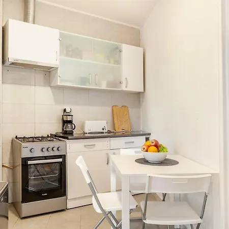 아파트 Relax In For 4 People With Terrace And Parking 리스본